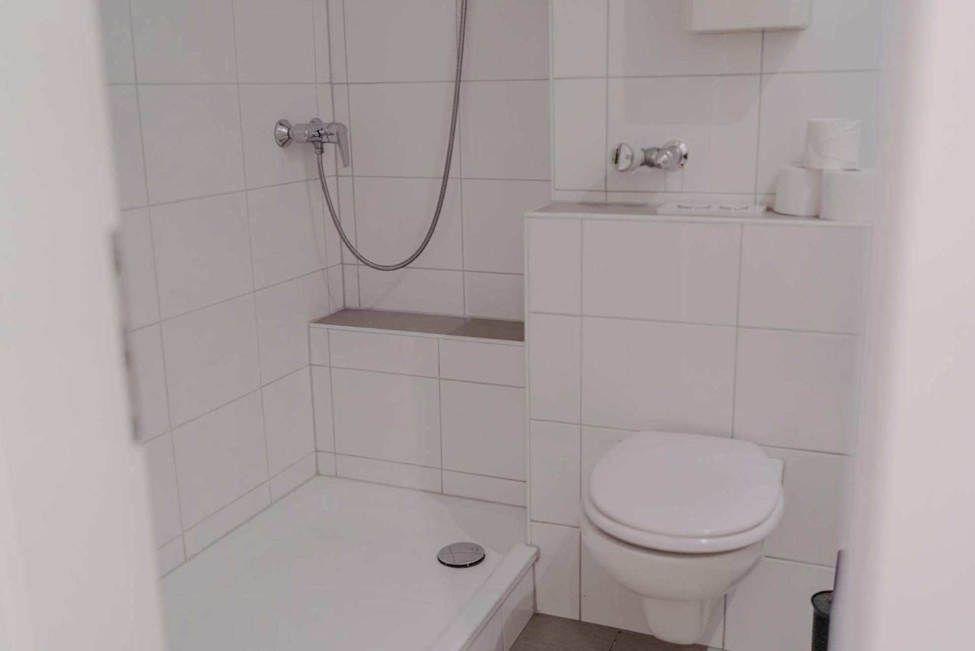 Apartment Mit Kueche, Arbeitsplatz Und Xxl Sofa Neuss Exteriér fotografie